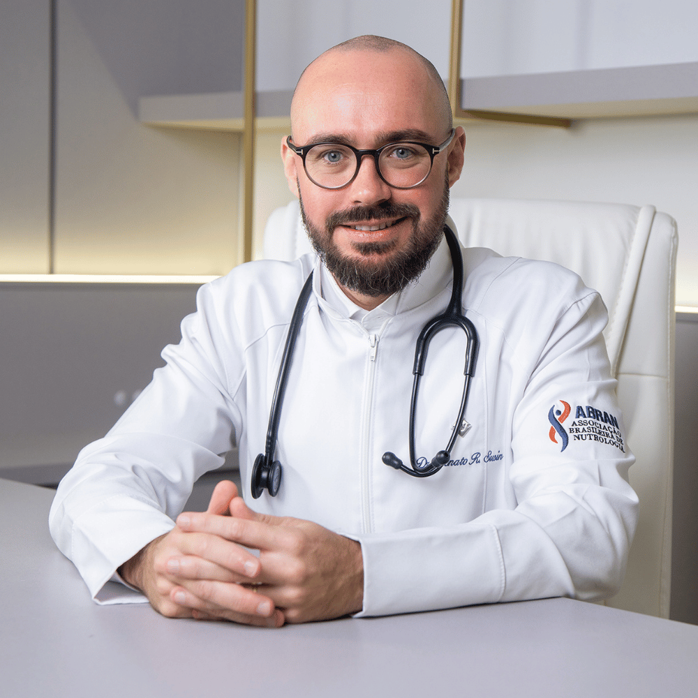 Dr. Renato Susin de jaleco em consultório
